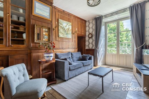 Kasteel in Bassignac, Cantal