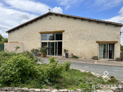 Maison de luxe à La Foye-Monjault, Deux-Sèvres