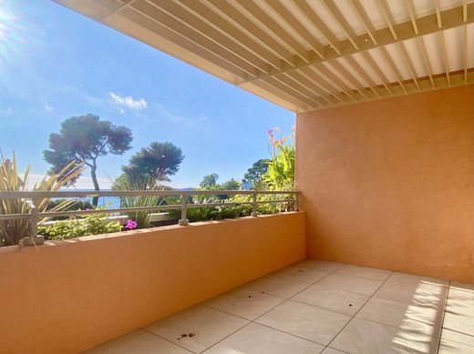 Apartment / Etagenwohnung in Èze, Alpes-Maritimes