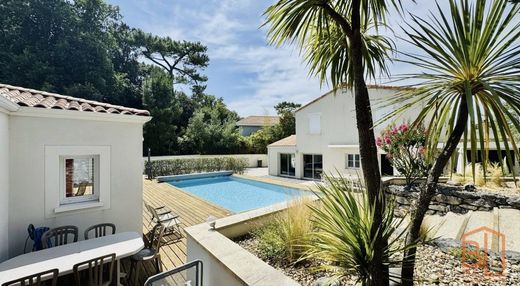 Luxury home in Saint-Georges-de-Didonne, Charente-Maritime