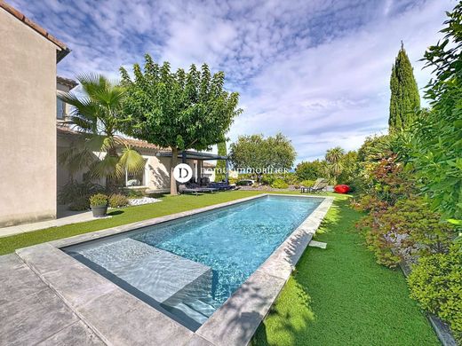 Luxury home in Saint-Saturnin-lès-Avignon, Vaucluse