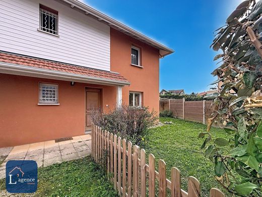 Luxe woning in Saint-Genis-Pouilly, Ain