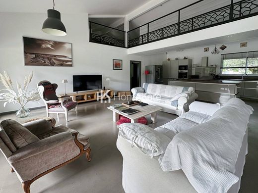 Luxury home in Blanquefort, Gironde