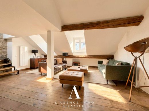 Apartment / Etagenwohnung in Annecy, Haute-Savoie