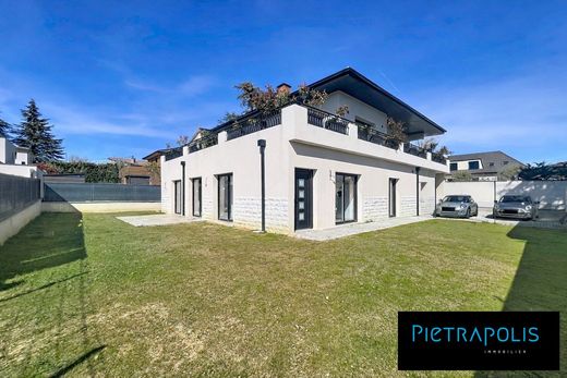 Apartment / Etagenwohnung in Fontaines-Saint-Martin, Rhône