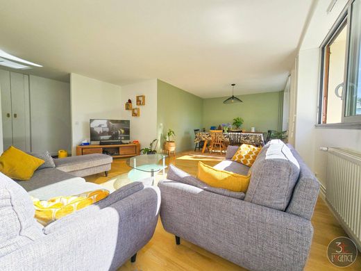 Apartment / Etagenwohnung in Fontenay-sous-Bois, Val-de-Marne