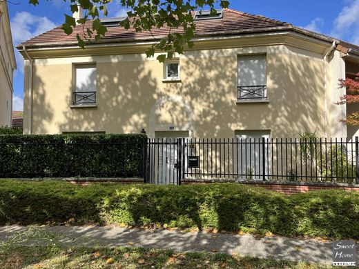 منزل ﻓﻲ Magny-les-Hameaux, Yvelines