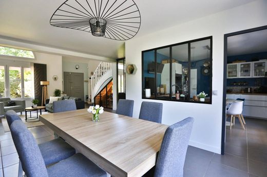 Casa di lusso a Magny-le-Hongre, Seine-et-Marne