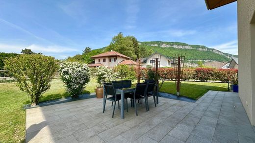 Casa di lusso a Sillingy, Alta Savoia