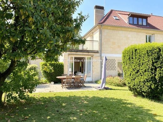 Casa di lusso a La Celle-Saint-Cloud, Yvelines