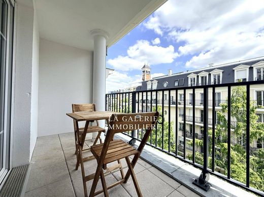 Apartment in Puteaux, Hauts-de-Seine