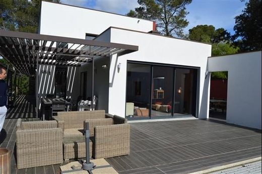 منزل ﻓﻲ Nîmes, Gard