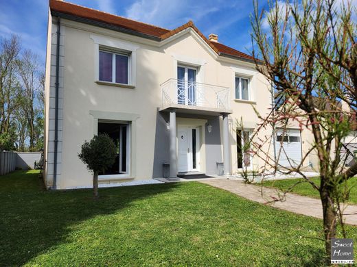 Luxe woning in Magny-les-Hameaux, Yvelines