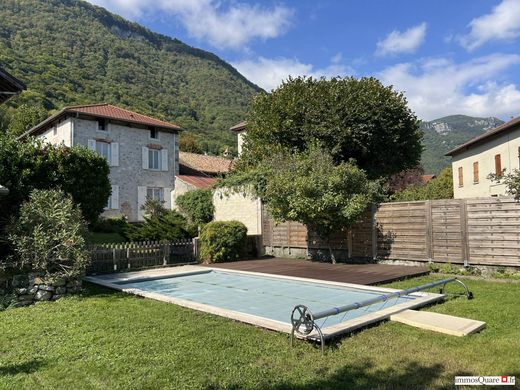 Luxus-Haus in Saint-Vincent-de-Mercuze, Isère