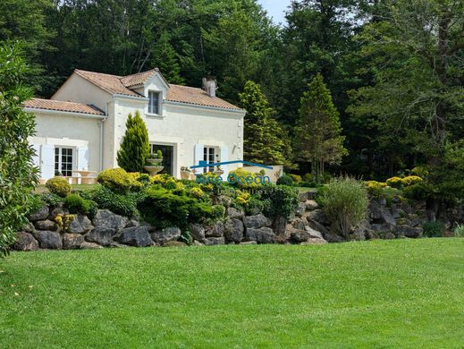 Luxus-Haus in Rougnac, Charente