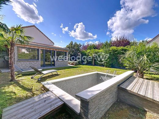 Luxury home in Éragny, Val d'Oise
