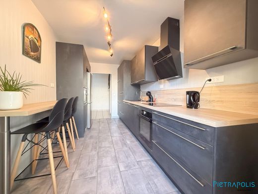 Apartment / Etagenwohnung in Villeurbanne, Rhône