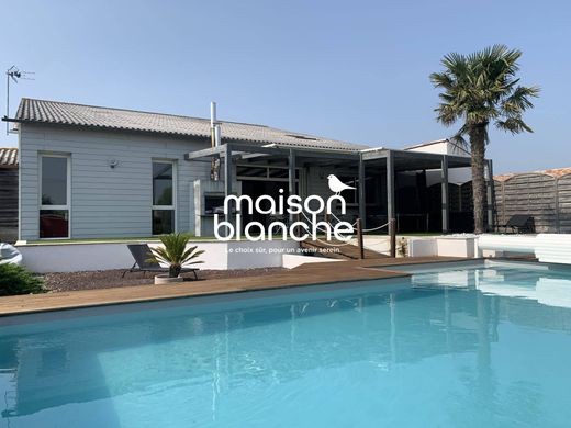 Luxury home in La Jarrie, Charente-Maritime