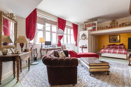 Apartment in Champs-Elysées, Madeleine, Triangle d’or, Paris