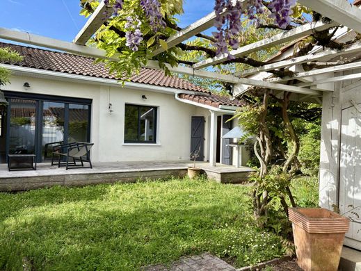 Luxury home in Le Bouscat, Gironde