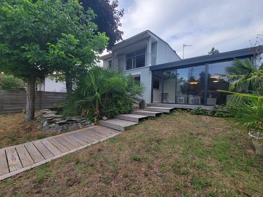 Luxus-Haus in Villenave-d'Ornon, Gironde