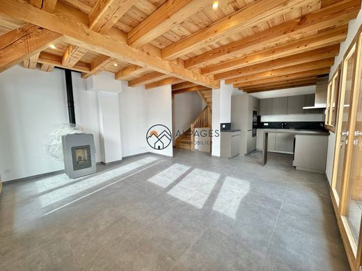 Apartment / Etagenwohnung in Vars, Hautes-Alpes