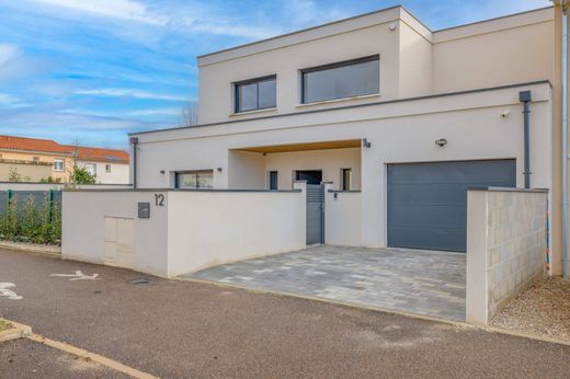 Luxus-Haus in Pont-de-Chéruy, Isère