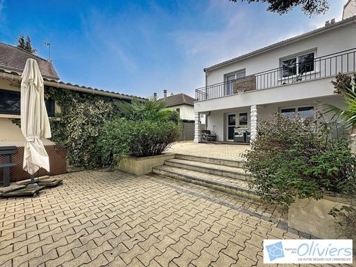 Casa di lusso a Magny-les-Hameaux, Yvelines