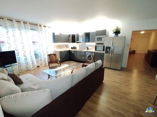 Apartment / Etagenwohnung in Courbevoie, Hauts-de-Seine