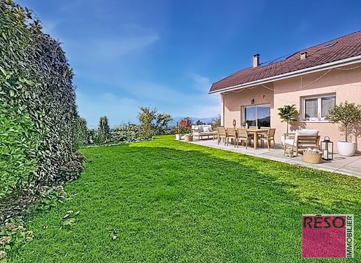 Luxe woning in Cranves-Sales, Haute-Savoie