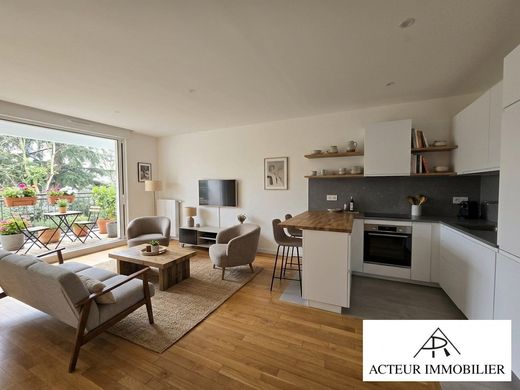 Apartment / Etagenwohnung in Puteaux, Hauts-de-Seine