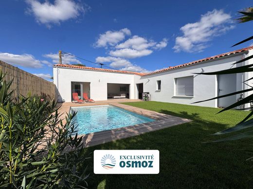 Luxury home in Dompierre-sur-Mer, Charente-Maritime