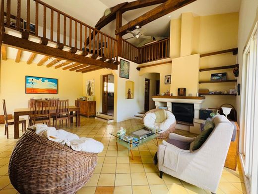 Luxury home in Villeneuve-lès-Avignon, Gard