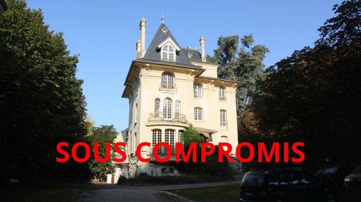 Residential complexes in Fontainebleau, Seine-et-Marne