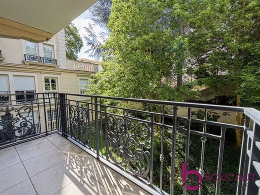 Apartment / Etagenwohnung in Le Plessis-Robinson, Hauts-de-Seine