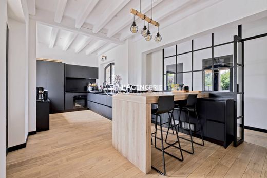 Luxury home in Carbon-Blanc, Gironde