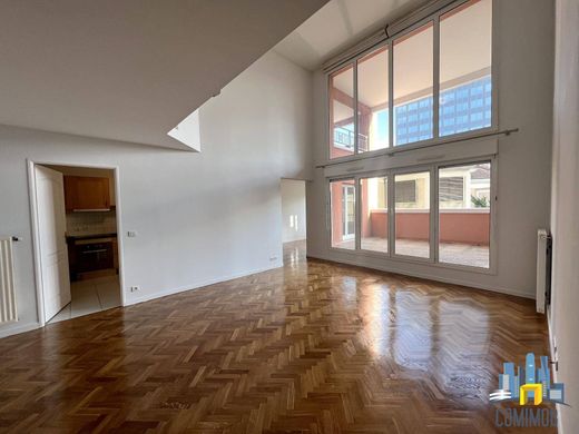 Apartment / Etagenwohnung in Courbevoie, Hauts-de-Seine