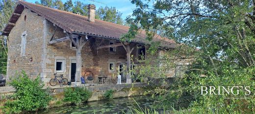 Luxe woning in Saint-Étienne-du-Bois, Ain