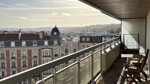 Apartment / Etagenwohnung in Suresnes, Hauts-de-Seine