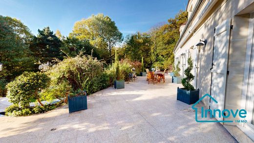 منزل ﻓﻲ Maule, Yvelines