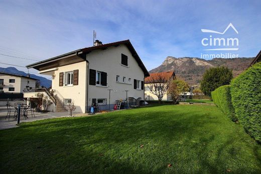 Luxe woning in Cluses, Haute-Savoie