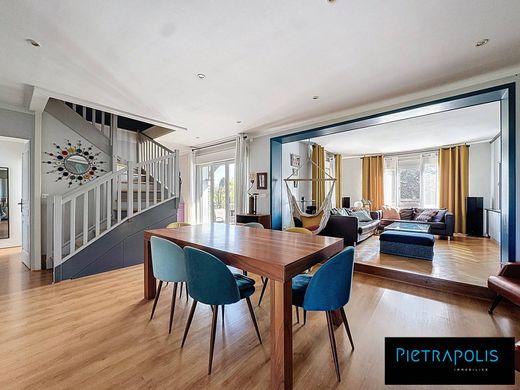 Luxury home in Chazay-d'Azergues, Rhône