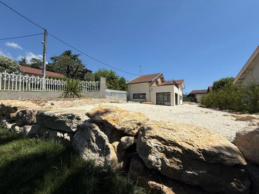 Luxus-Haus in Saint-Nazaire-les-Eymes, Isère