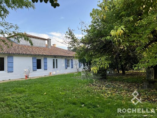 Luxury home in Saint-Dizant-du-Gua, Charente-Maritime