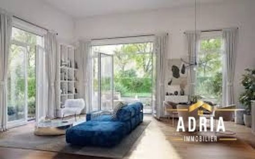 Apartment / Etagenwohnung in Issy-les-Moulineaux, Hauts-de-Seine
