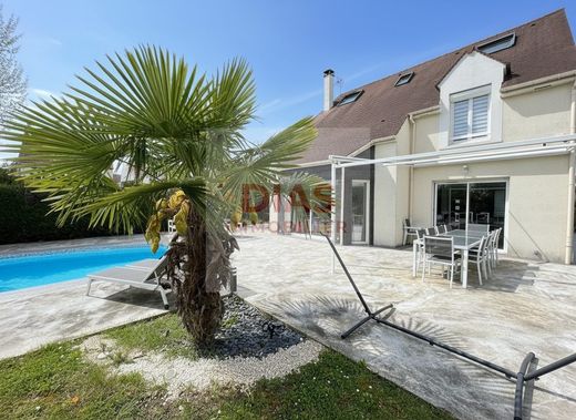 Luxury home in La Queue-en-Brie, Val-de-Marne