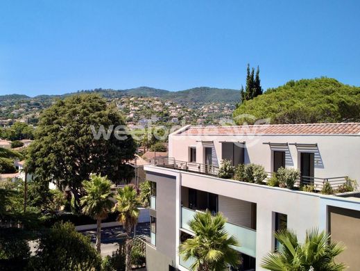Apartment / Etagenwohnung in Mandelieu-la-Napoule, Alpes-Maritimes