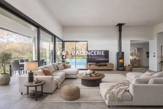 Luxury home in Le Haillan, Gironde
