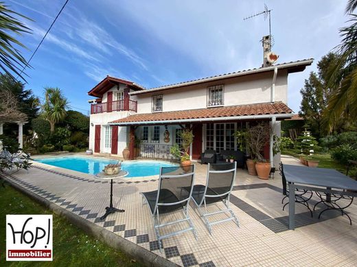 Luxe woning in Saint-Pée-sur-Nivelle, Pyrénées-Atlantiques