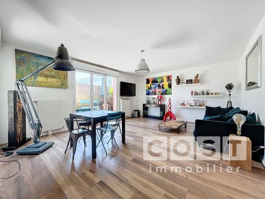 Apartment / Etagenwohnung in Gennevilliers, Hauts-de-Seine